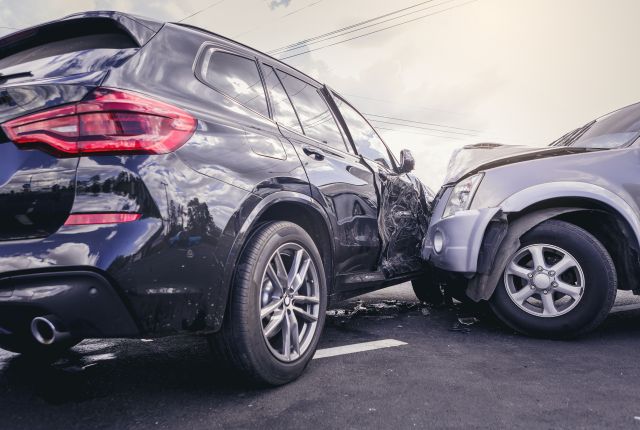交通事故を起こした車