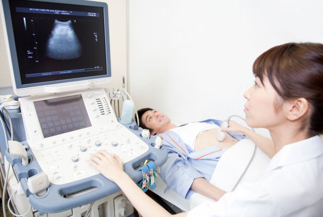 エコー検査を受ける男性