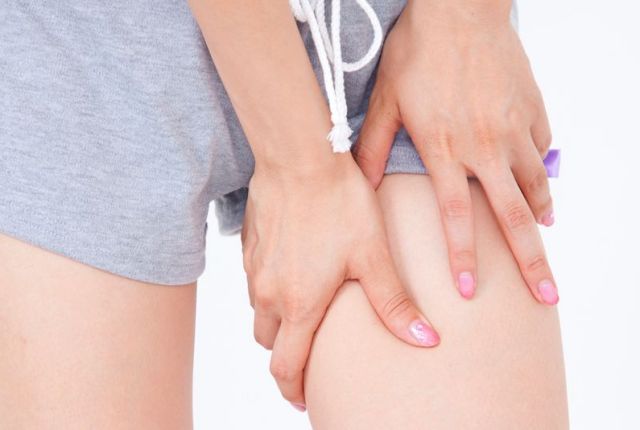 股関節の状態が気になる女性