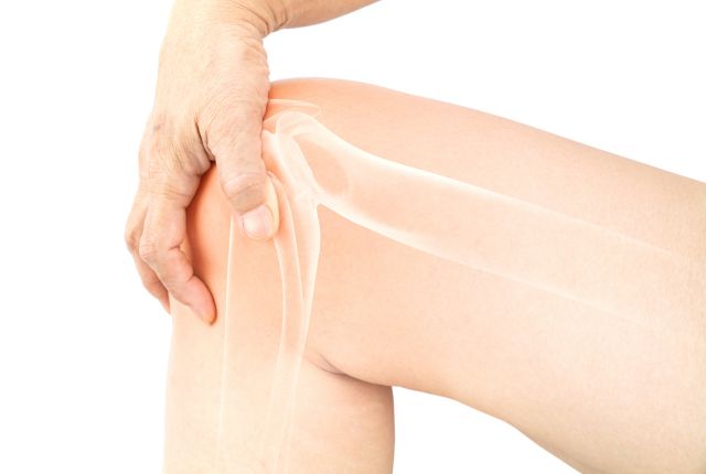 膝をおさえる人