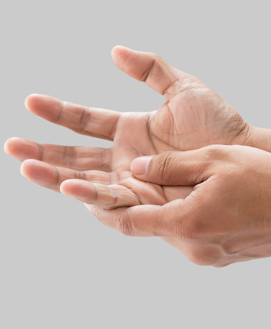 関節リウマチの症状に悩む男性の手