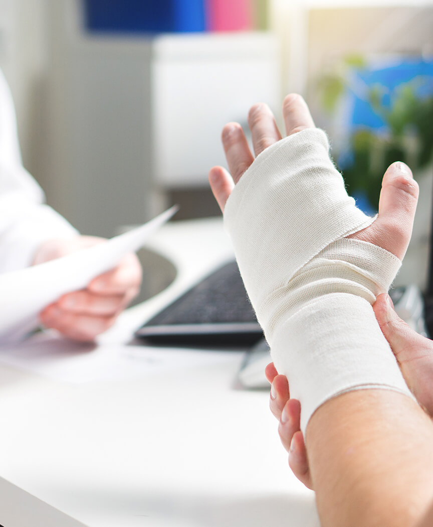 負傷した手の診察を受ける患者